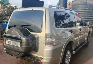 Mitsubishi Pajero 2010 Gold