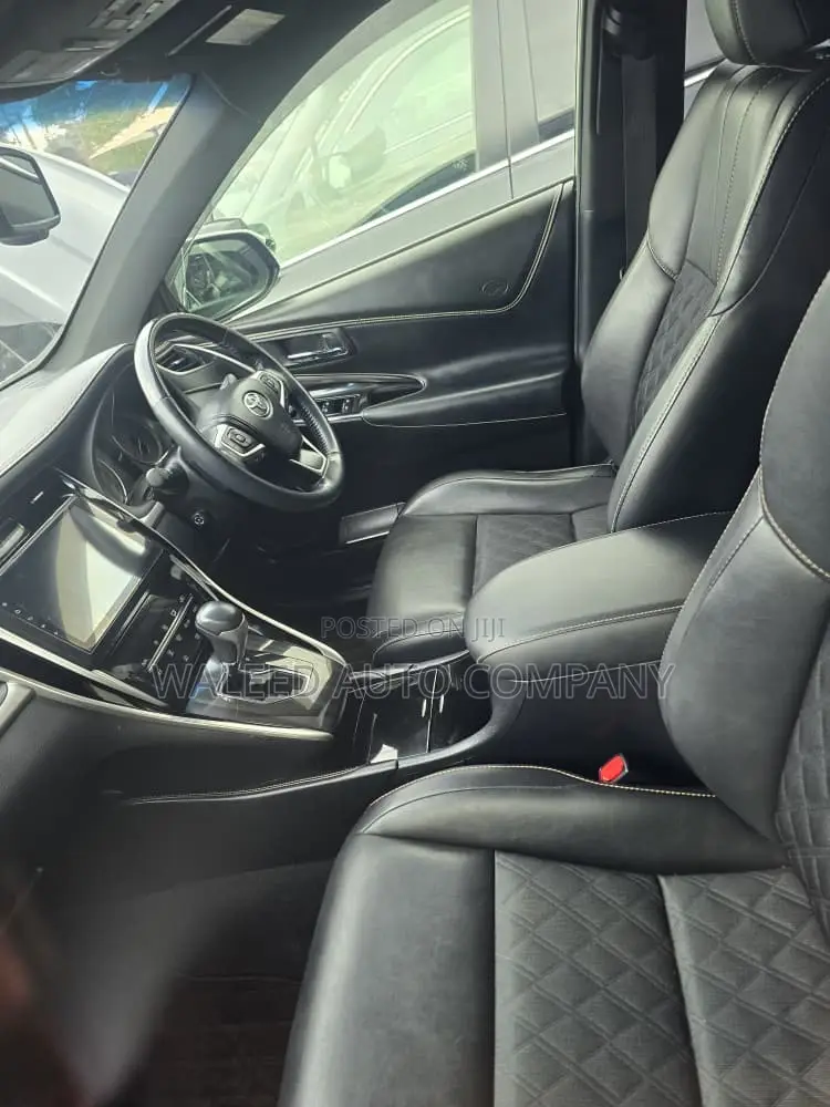 Toyota Harrier 2.0 2017 White