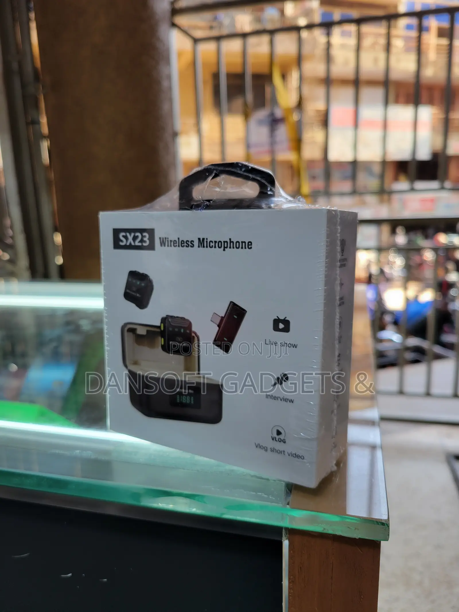 SX23 Wireless Lavalier Microphone–Live Stream,Vlog Interview(Black)