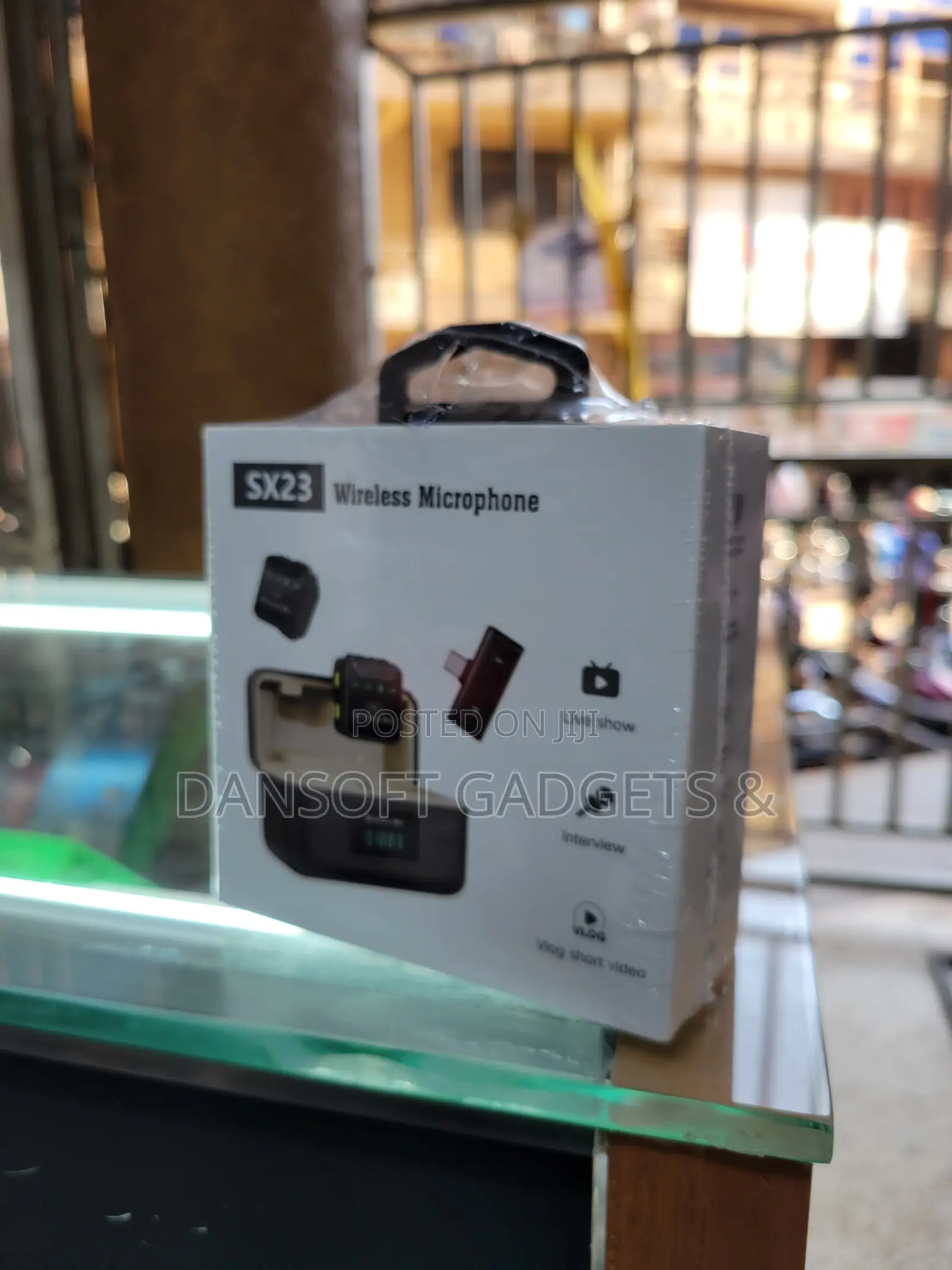 SX23 Wireless Lavalier Microphone–Live Stream,Vlog Interview(Black)