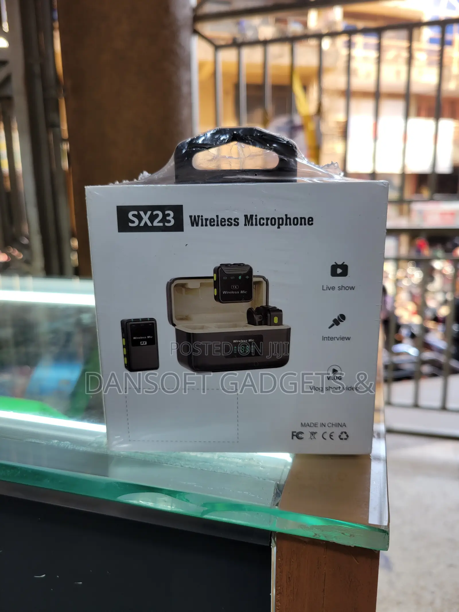 SX23 Wireless Lavalier Microphone–Live Stream,Vlog Interview(Black)