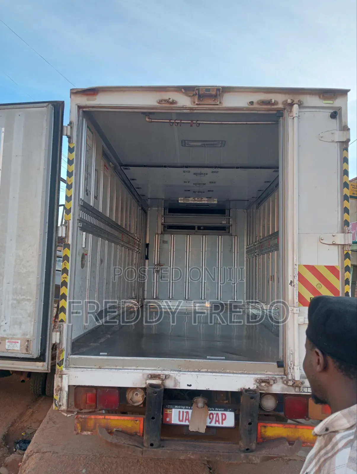 Refrigerator (FRIDGE)truck Transports Fresh ICE Food, Juice