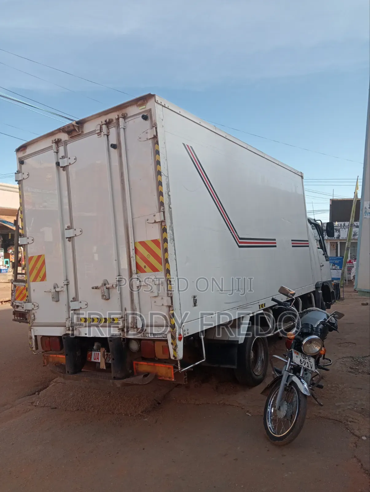 Refrigerator (FRIDGE)truck Transports Fresh ICE Food, Juice