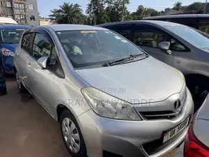 Toyota Vitz 2011 Silver