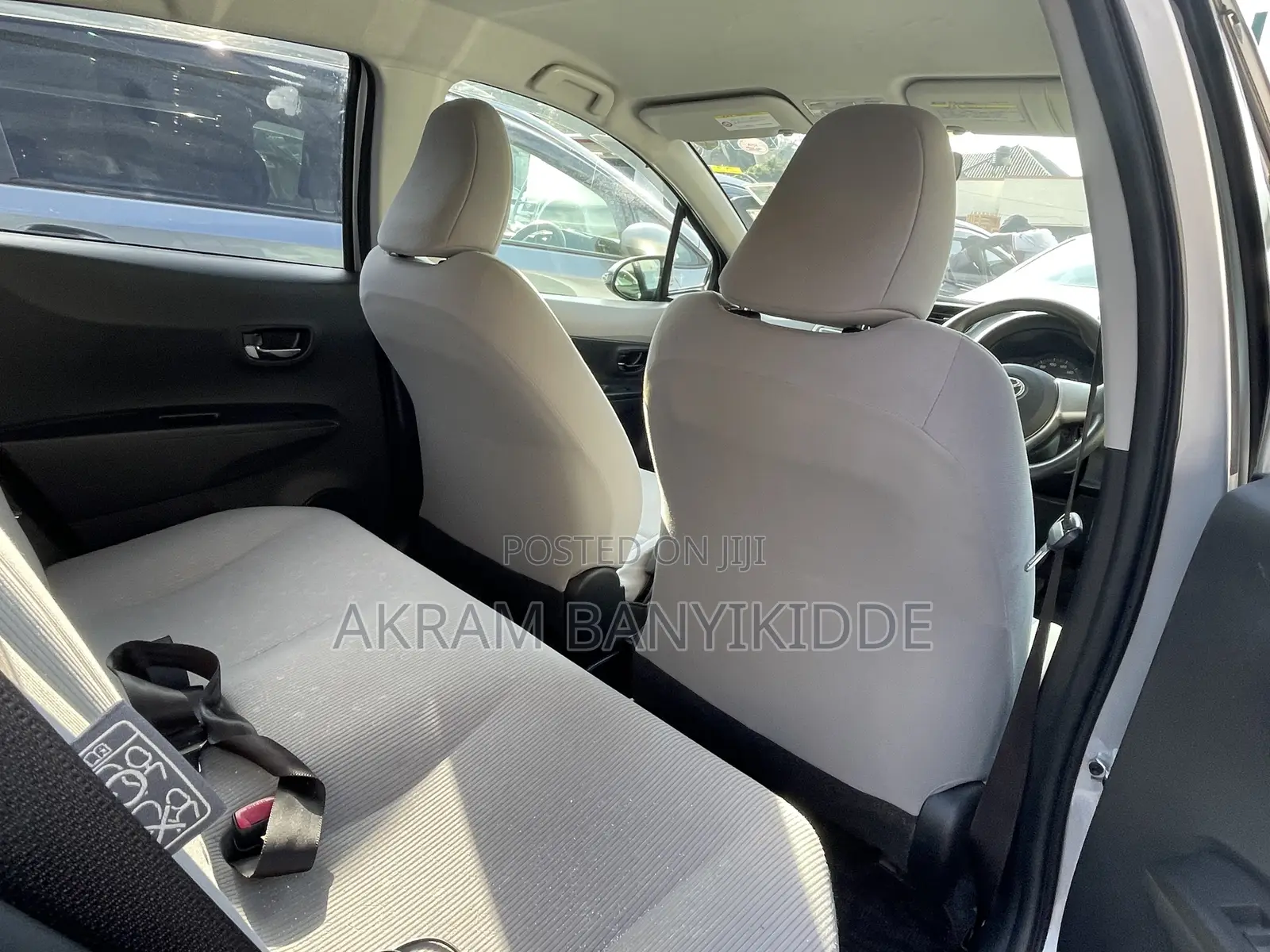 Toyota Vitz 2011 Silver