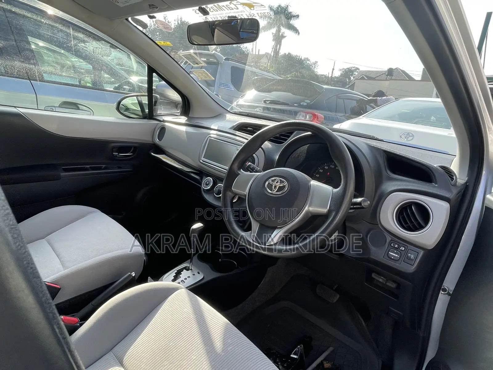 Toyota Vitz 2011 Silver