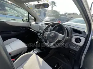 Toyota Vitz 2011 Silver