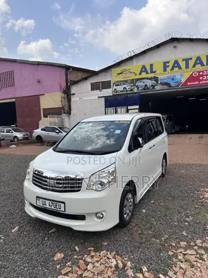 Toyota Noah 2.0 143hp FWD (7 Seater) 2011 White