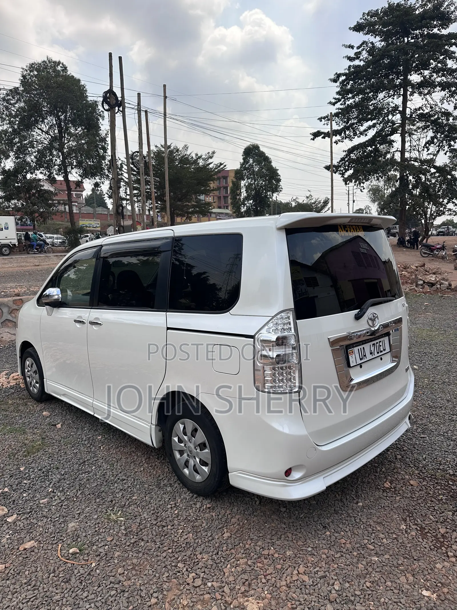 Toyota Noah 2.0 143hp FWD (7 Seater) 2011 White