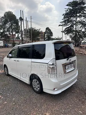 Toyota Noah 2.0 143hp FWD (7 Seater) 2011 White
