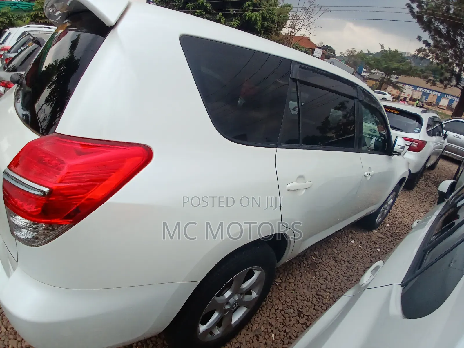 Toyota Vanguard 2011 White