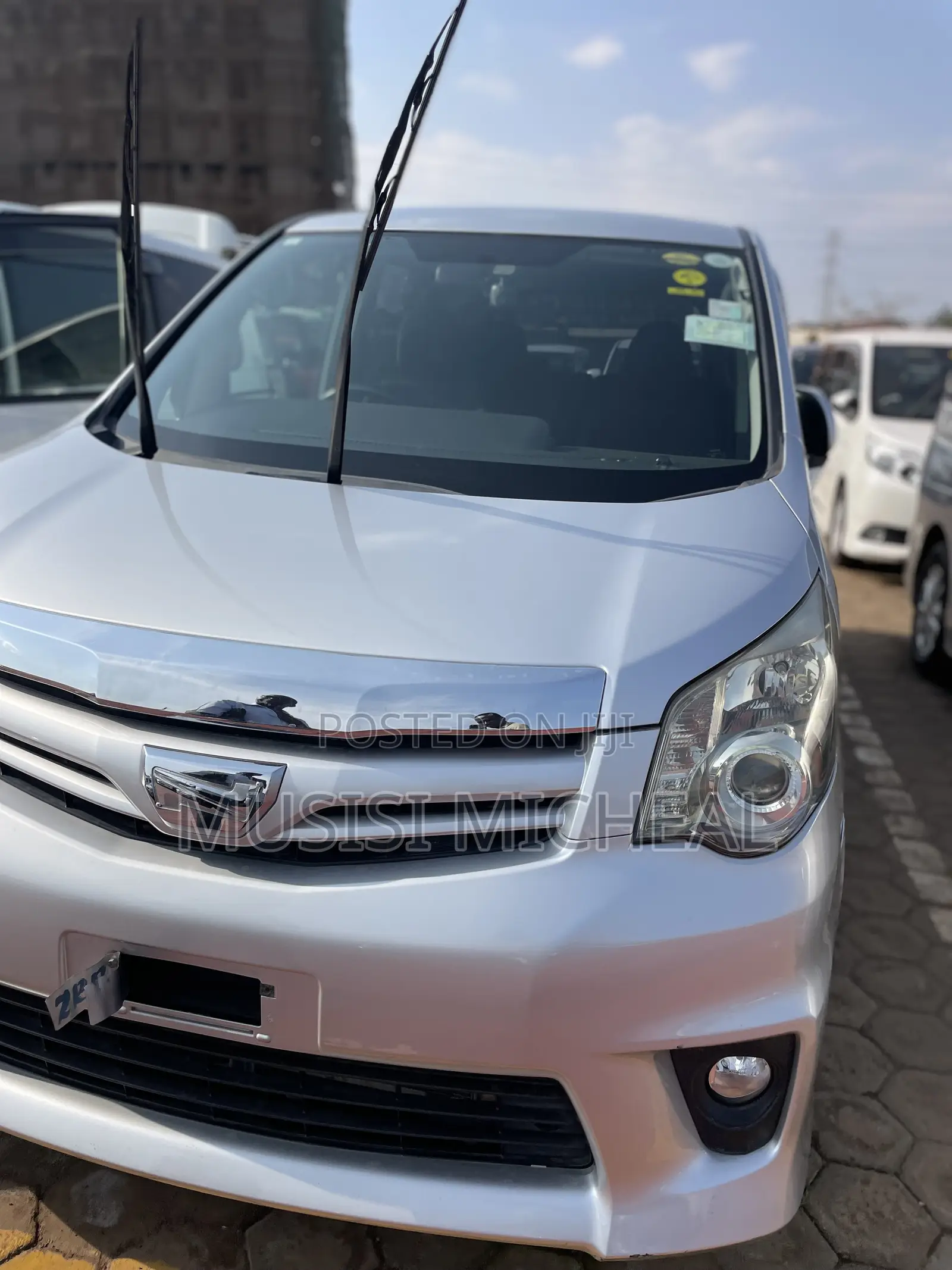 Toyota Noah 2.0 143hp AWD (8 Seater) 2013 Silver