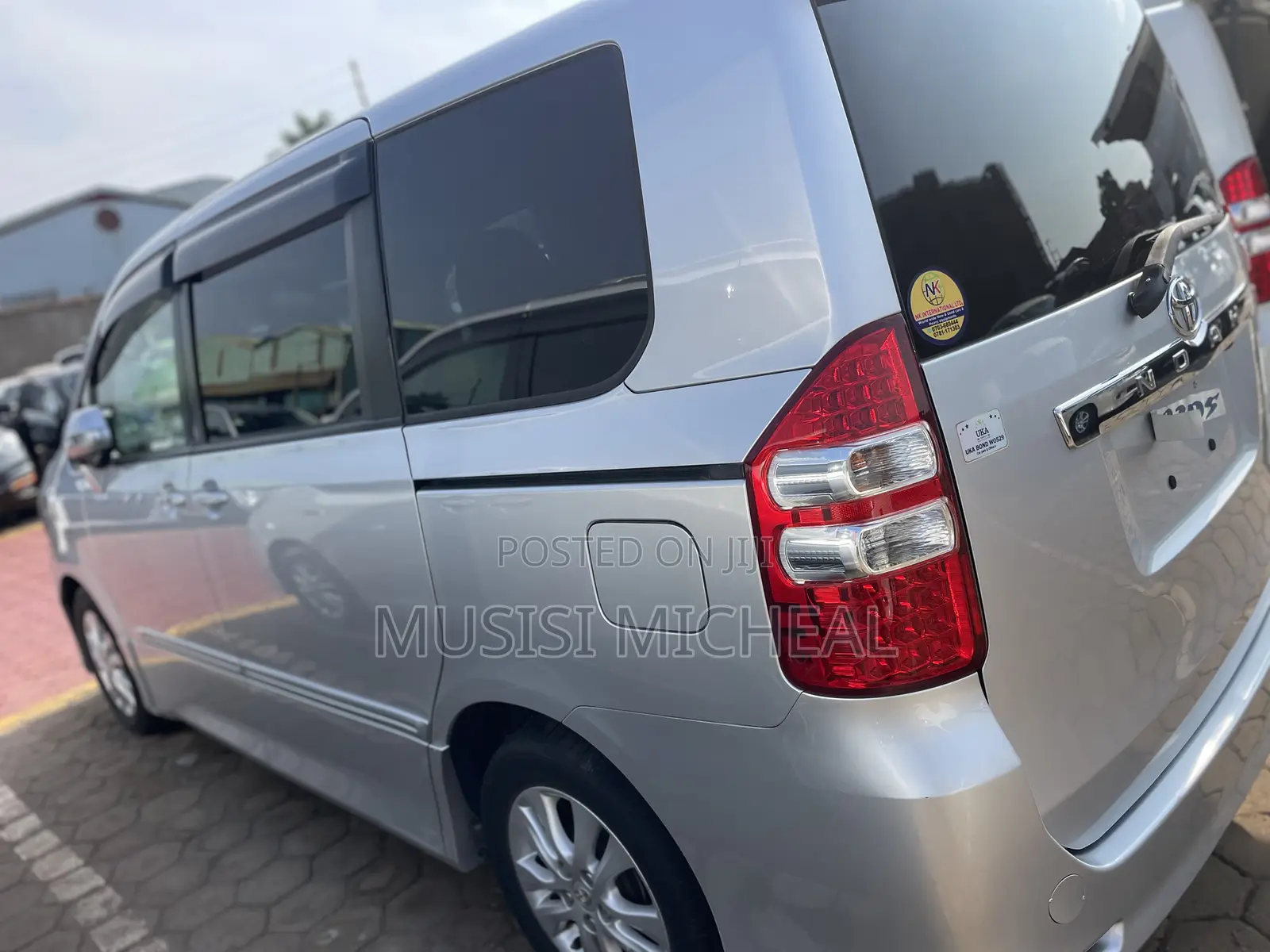 Toyota Noah 2.0 143hp AWD (8 Seater) 2013 Silver