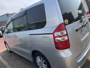 Toyota Noah 2.0 143hp AWD (8 Seater) 2013 Silver