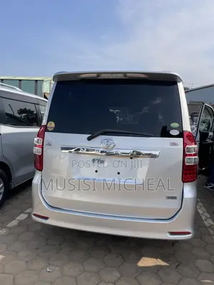 Toyota Noah 2.0 143hp AWD (8 Seater) 2013 Silver