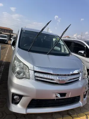 Toyota Noah 2.0 143hp AWD (8 Seater) 2013 Silver
