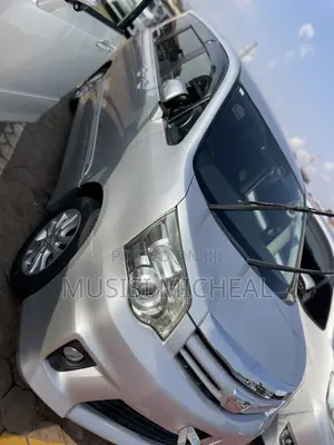 Toyota Noah 2.0 143hp AWD (8 Seater) 2013 Silver