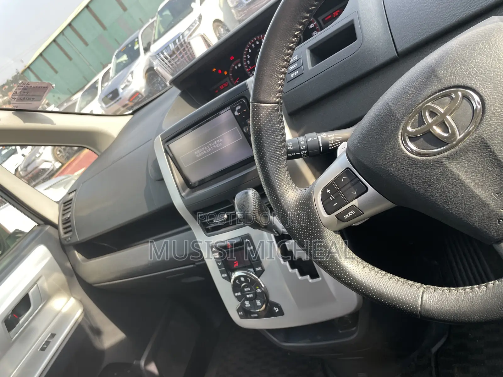Toyota Noah 2.0 143hp AWD (8 Seater) 2013 Silver