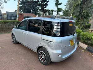 Toyota Sienta 2010 Silver