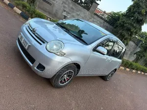 Toyota Sienta 2010 Silver