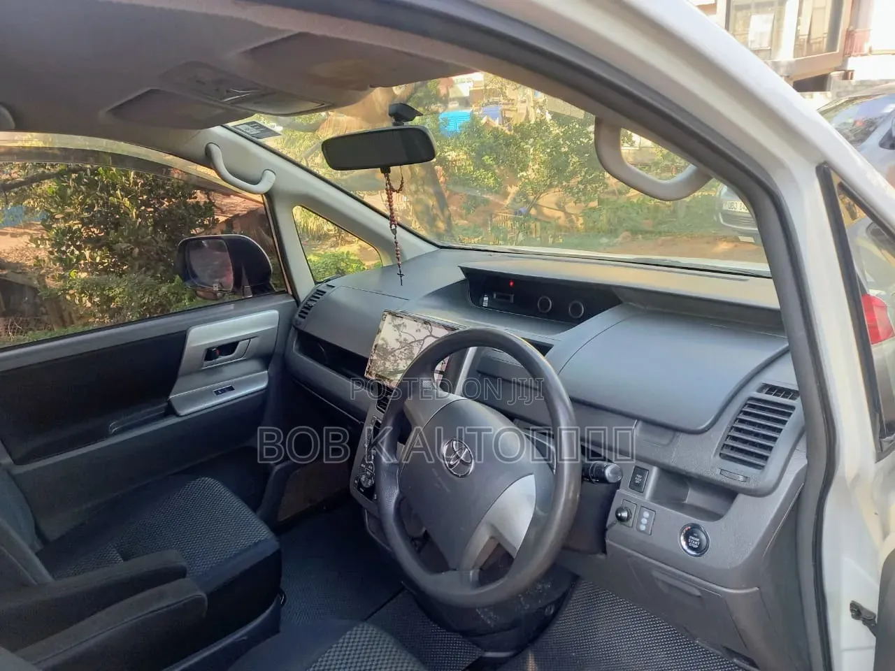 Toyota Noah 2012 White