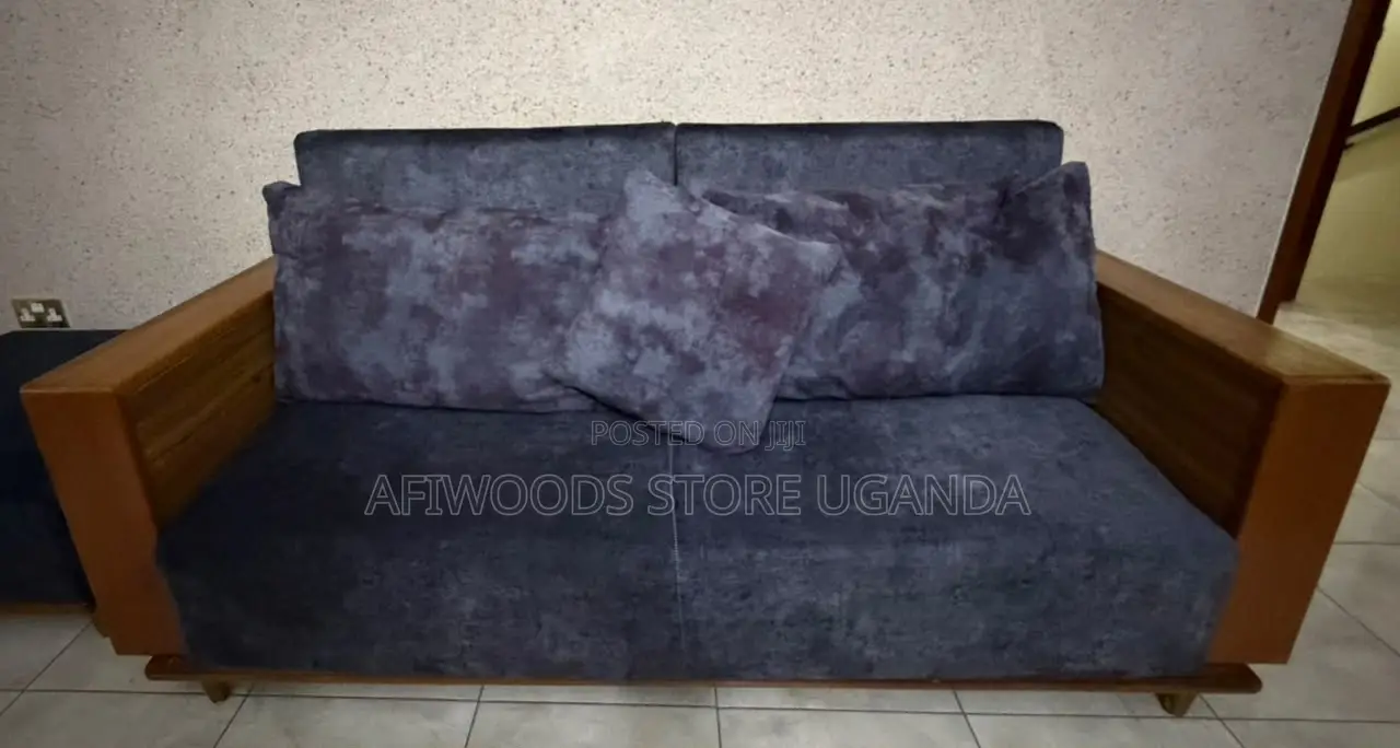 5 Seater Sofa Set Vintage Style for Sale in Lubowa