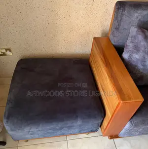 5 Seater Sofa Set Vintage Style for Sale in Lubowa