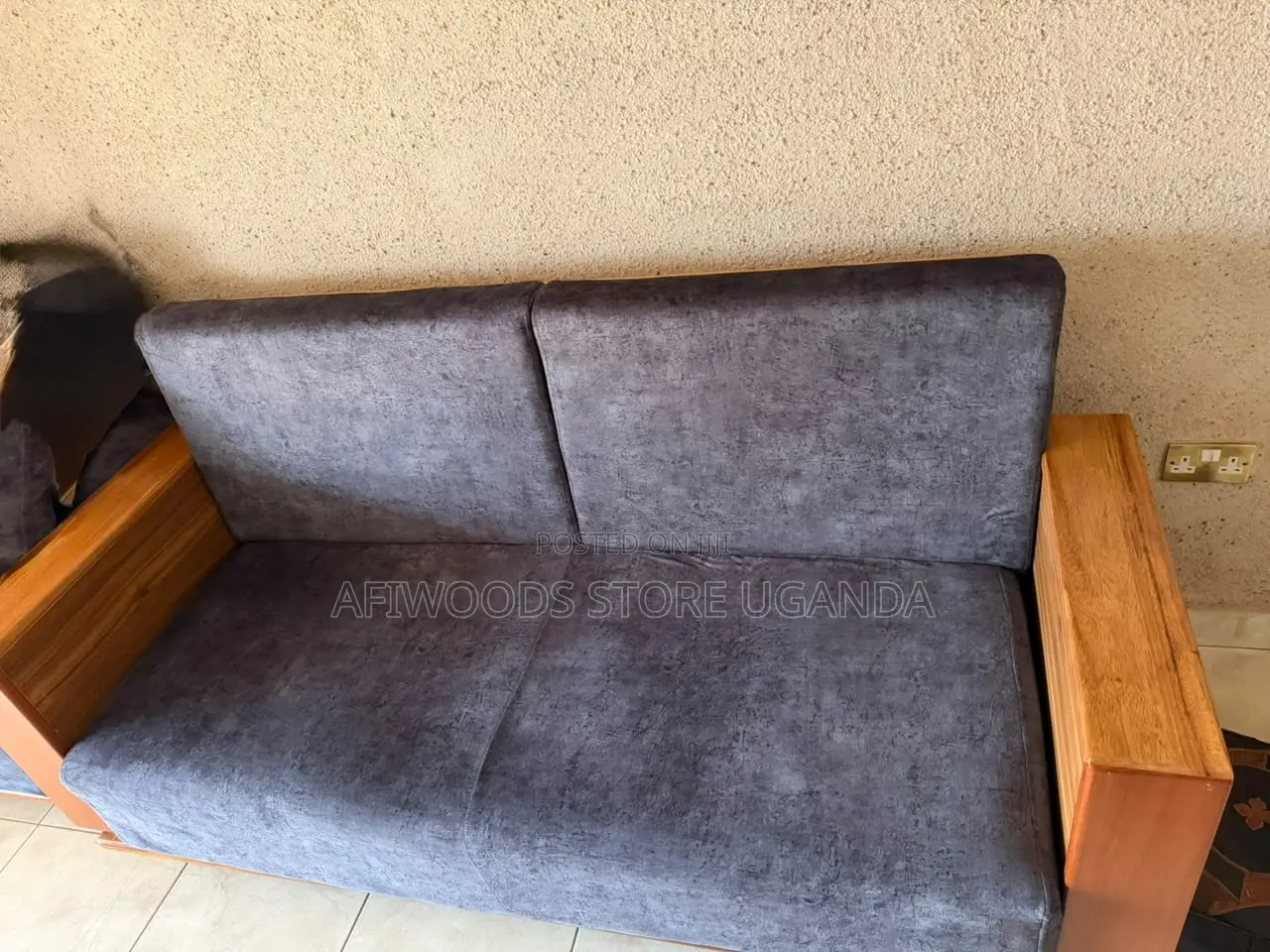 5 Seater Sofa Set Vintage Style for Sale in Lubowa