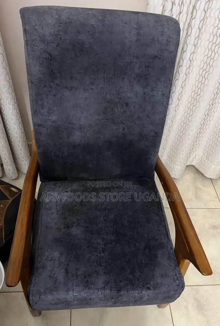 5 Seater Sofa Set Vintage Style for Sale in Lubowa