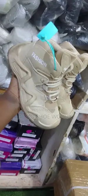 Momo Shoe World
