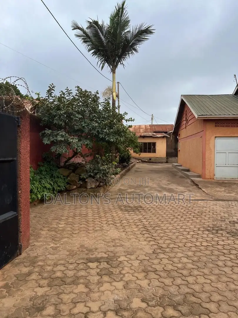 3bdrm Bungalow in Bweyogerere Central, Kira for sale