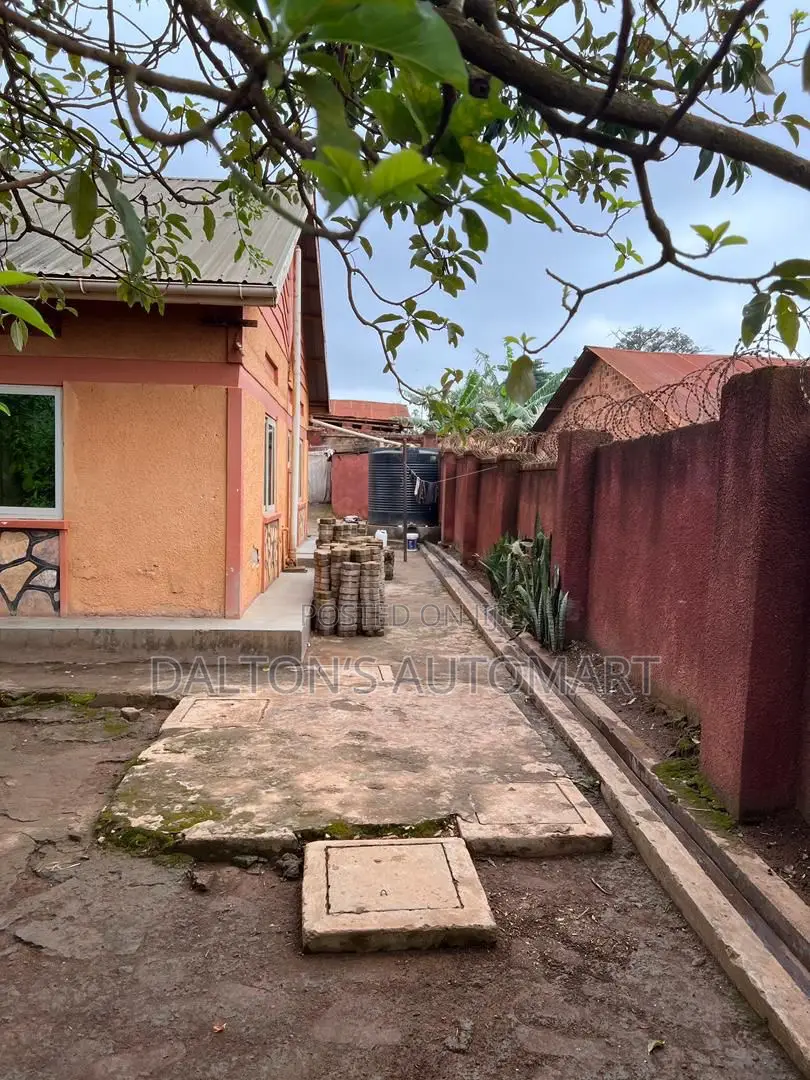 3bdrm Bungalow in Bweyogerere Central, Kira for sale