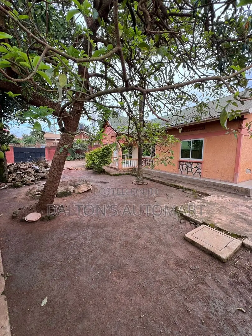 3bdrm Bungalow in Bweyogerere Central, Kira for sale