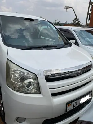 Toyota Noah 2.0 143hp FWD (7 Seater) 2010 White