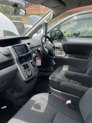 Toyota Noah 2.0 143hp FWD (7 Seater) 2010 White