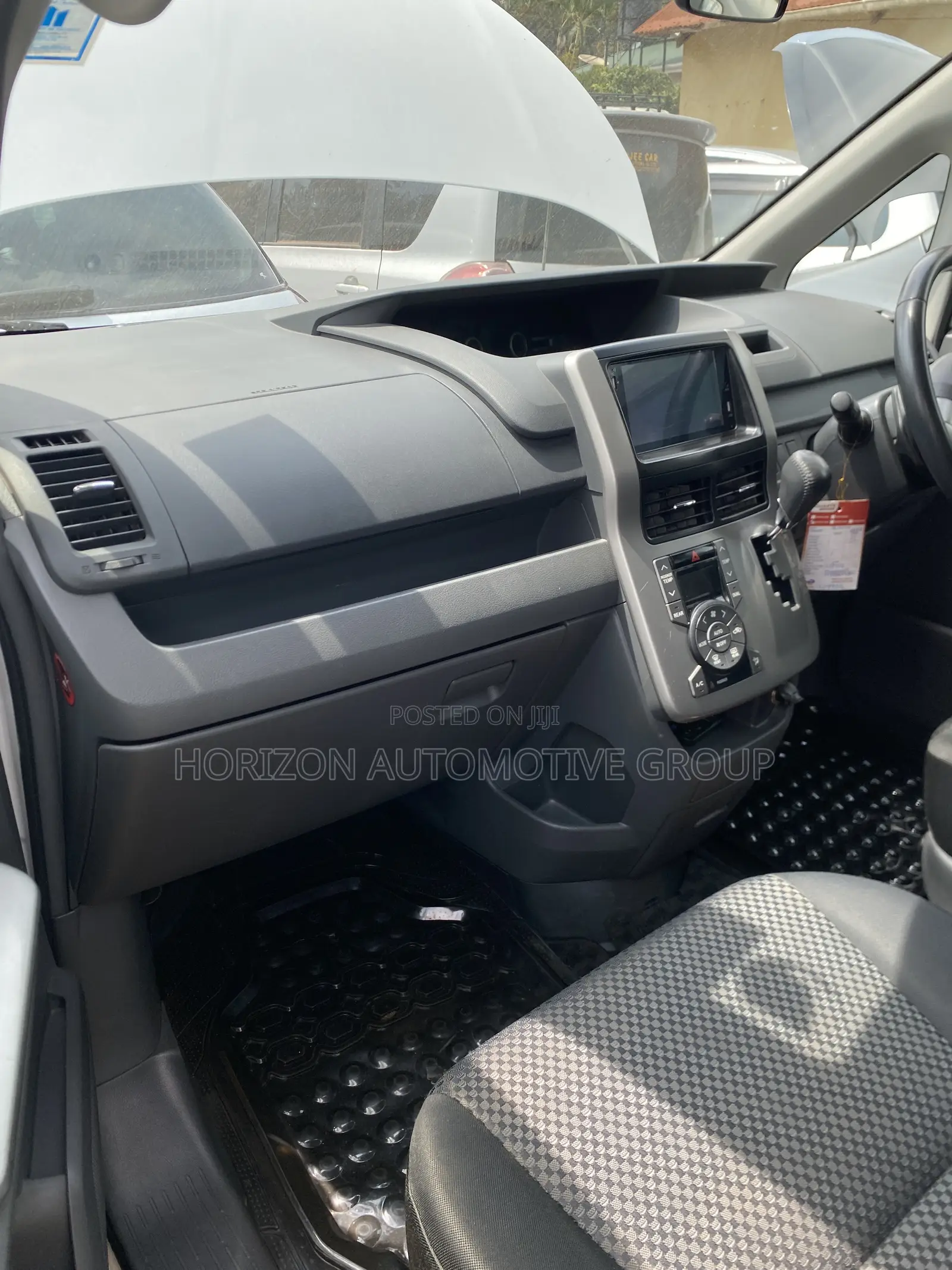 Toyota Noah 2.0 143hp FWD (7 Seater) 2010 White