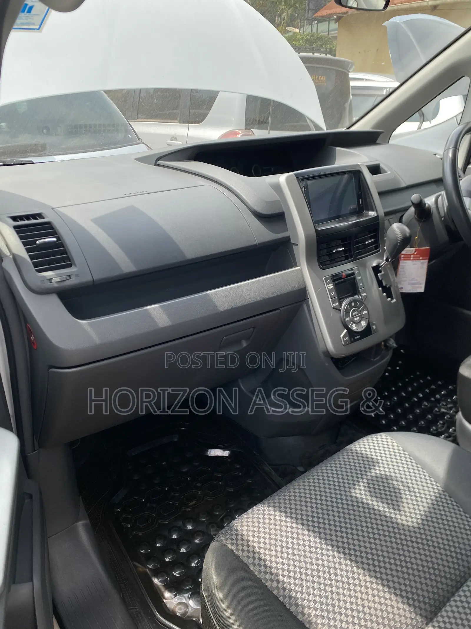 Toyota Noah 2.0 143hp FWD (7 Seater) 2010 White