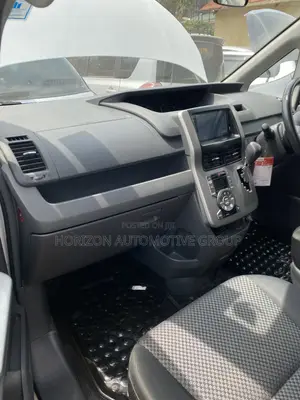 Toyota Noah 2.0 143hp FWD (7 Seater) 2010 White