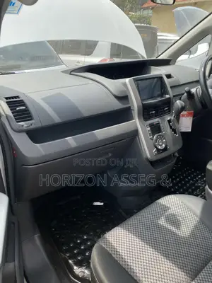 Toyota Noah 2.0 143hp FWD (7 Seater) 2010 White
