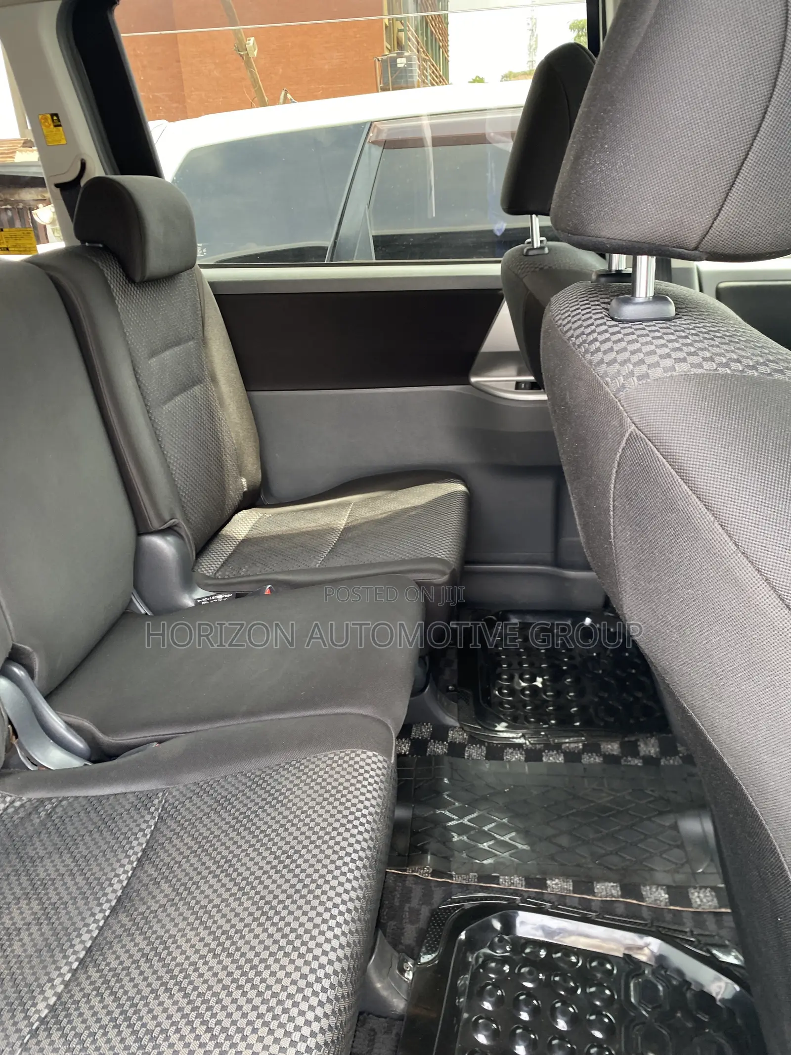Toyota Noah 2.0 143hp FWD (7 Seater) 2010 White