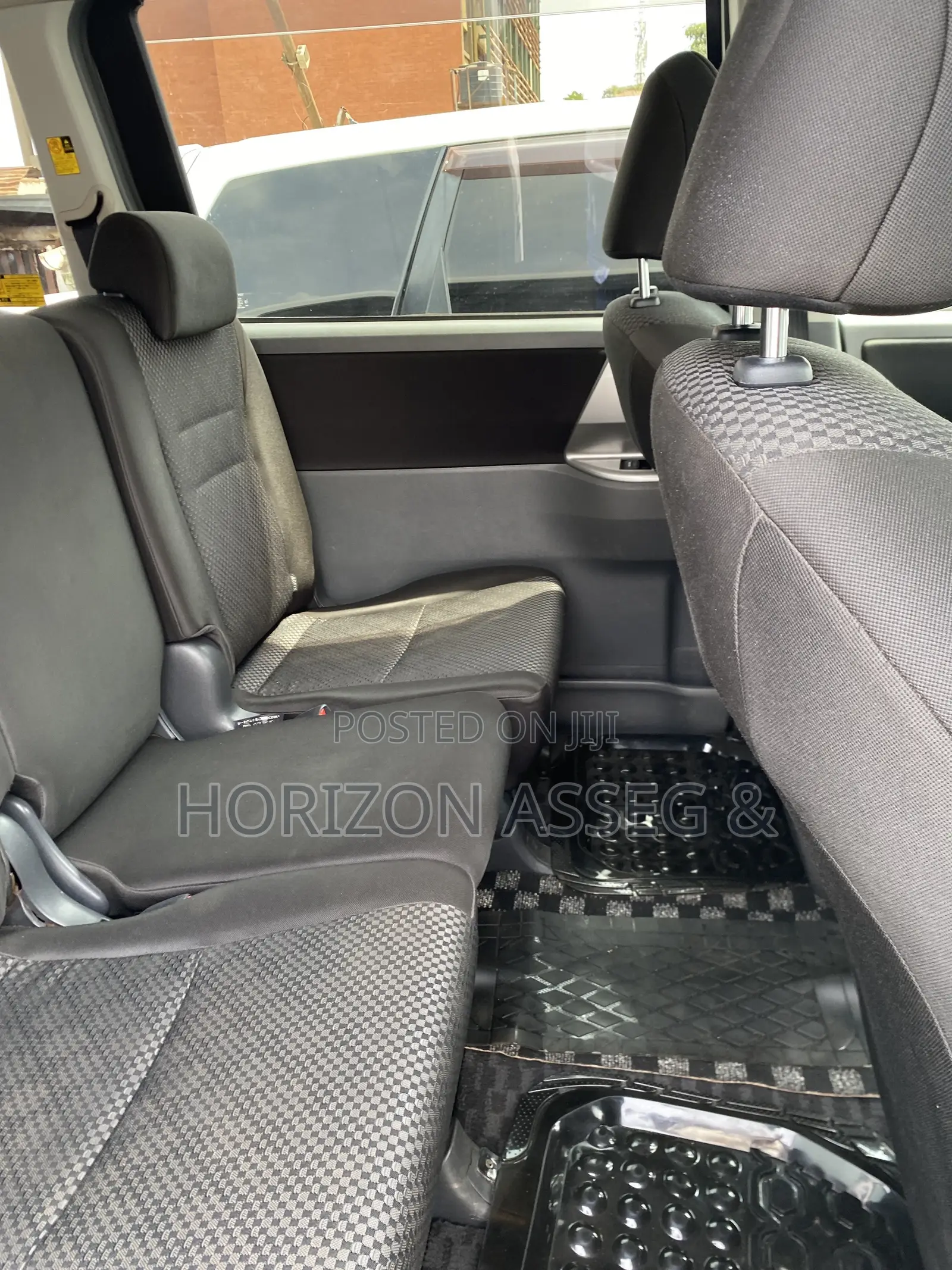Toyota Noah 2.0 143hp FWD (7 Seater) 2010 White
