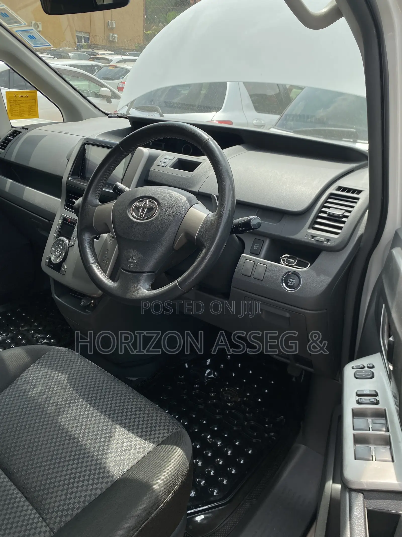 Toyota Noah 2.0 143hp FWD (7 Seater) 2010 White