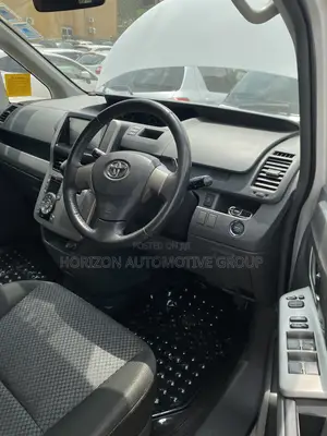 Toyota Noah 2.0 143hp FWD (7 Seater) 2010 White