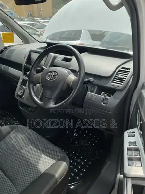 Toyota Noah 2.0 143hp FWD (7 Seater) 2010 White