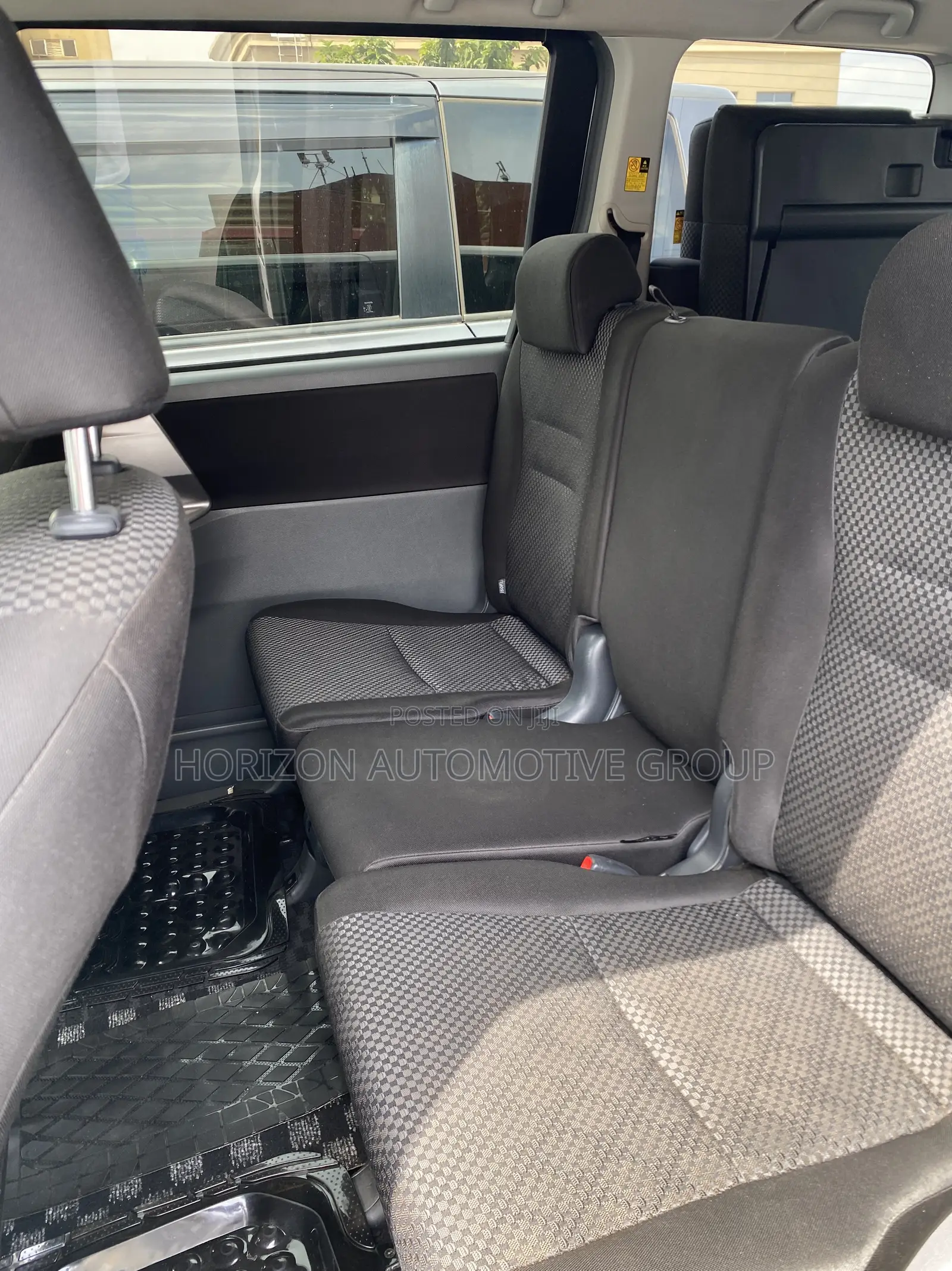Toyota Noah 2.0 143hp FWD (7 Seater) 2010 White