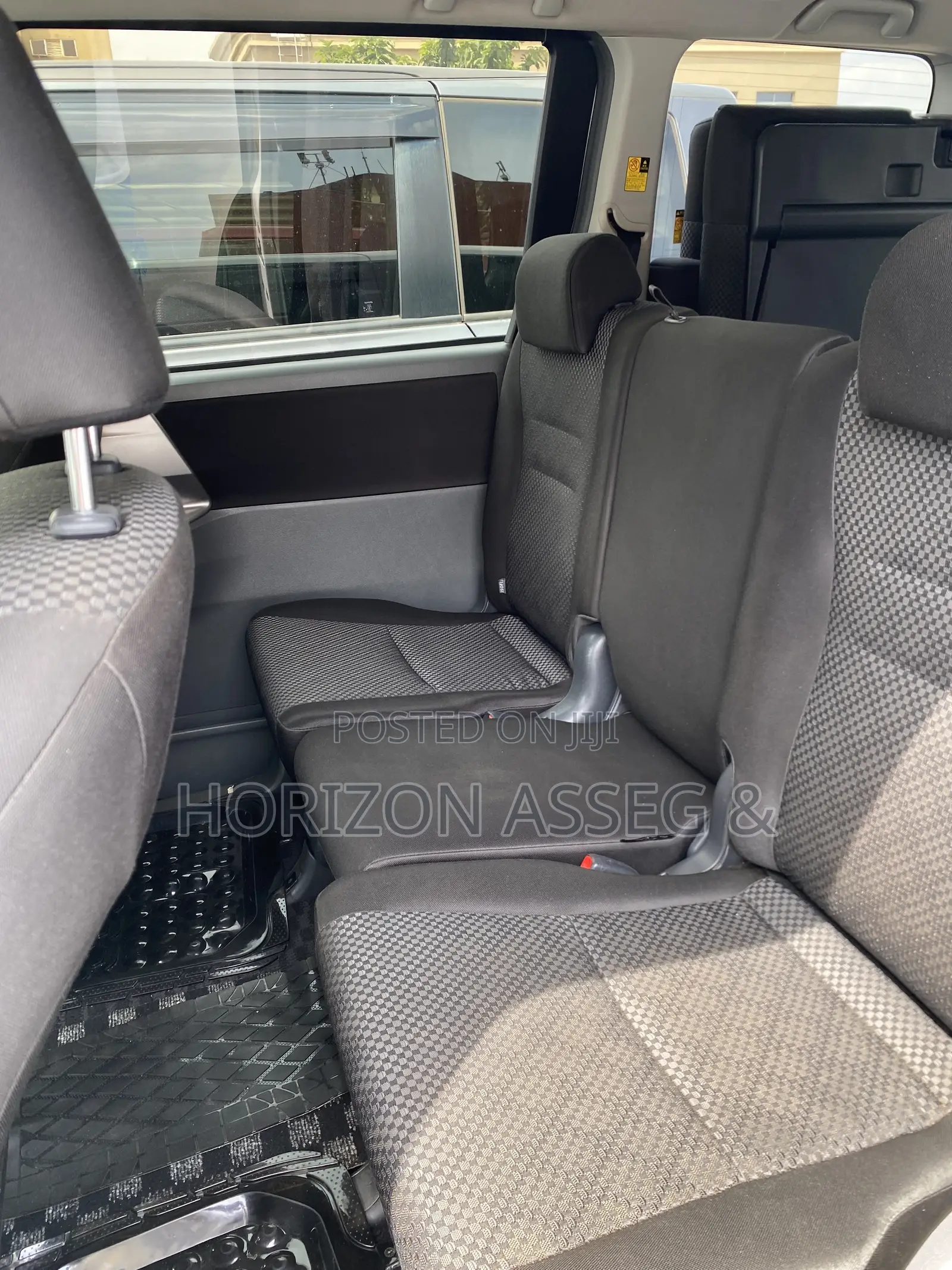 Toyota Noah 2.0 143hp FWD (7 Seater) 2010 White