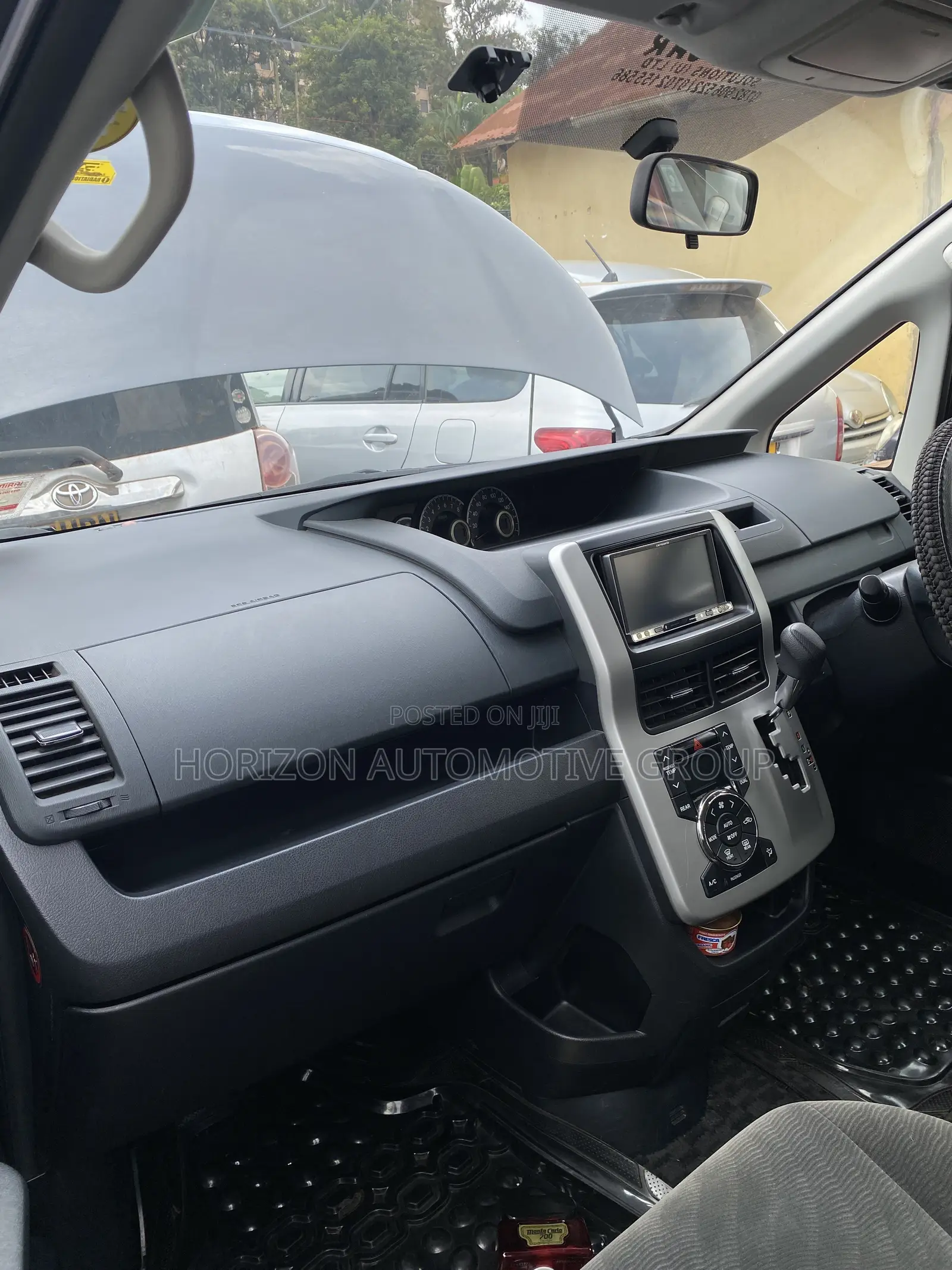 Toyota Noah 2.0 143hp FWD (8 Seater) 2011 Black