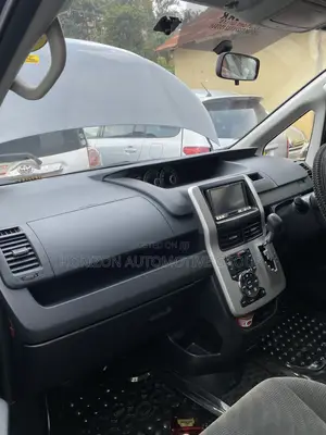 Toyota Noah 2.0 143hp FWD (8 Seater) 2011 Black