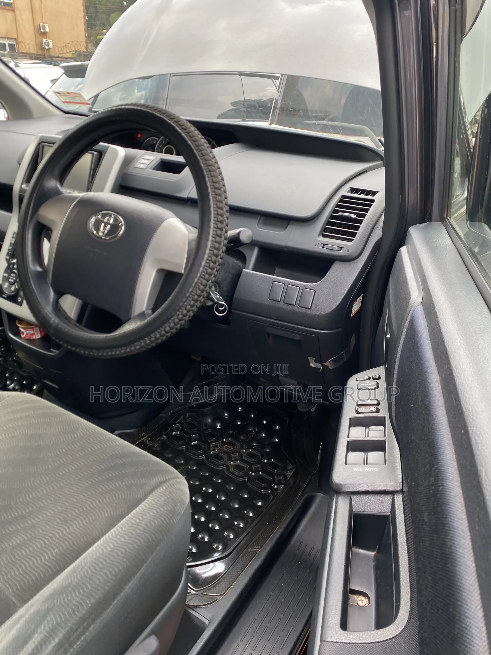 Toyota Noah 2.0 143hp FWD (8 Seater) 2011 Black