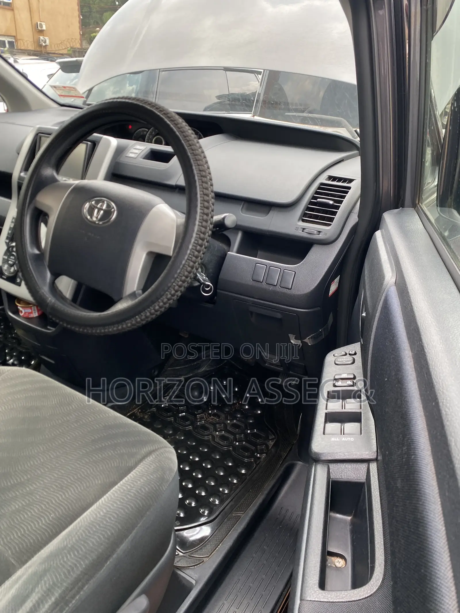 Toyota Noah 2.0 143hp FWD (8 Seater) 2011 Black